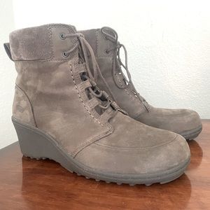 Keen women’s boots.